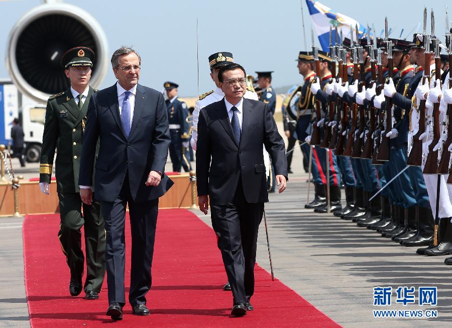 6月19日，國務(wù)院總理李克強(qiáng)乘專機(jī)抵達(dá)雅典國際機(jī)場(chǎng)，開始對(duì)希臘進(jìn)行正式訪問。希臘總理薩馬拉斯在機(jī)場(chǎng)為李克強(qiáng)舉行隆重的歡迎儀式。這是李克強(qiáng)在薩馬拉斯的陪同下檢閱儀仗隊(duì)。新華社記者 龐興雷 攝