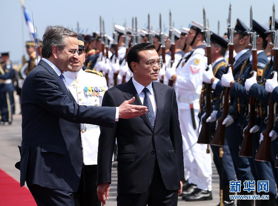 6月19日，國務(wù)院總理李克強(qiáng)乘專機(jī)抵達(dá)雅典國際機(jī)場(chǎng)，開始對(duì)希臘進(jìn)行正式訪問。希臘總理薩馬拉斯在機(jī)場(chǎng)為李克強(qiáng)舉行隆重的歡迎儀式。這是李克強(qiáng)在薩馬拉斯的陪同下檢閱儀仗隊(duì)。新華社記者 龐興雷 攝  