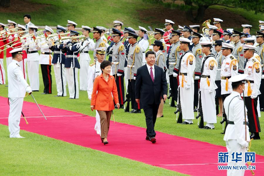 7月3日，國家主席習近平在首爾同韓國總統(tǒng)樸槿惠舉行會談。會談前，樸槿惠在青瓦臺總統(tǒng)府為習近平舉行隆重歡迎儀式。 新華社記者姚大偉攝