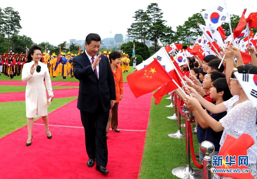 7月3日，國家主席習近平在首爾同韓國總統(tǒng)樸槿惠舉行會談。會談前，樸槿惠在青瓦臺總統(tǒng)府為習近平舉行隆重歡迎儀式。 新華社記者饒愛民攝 