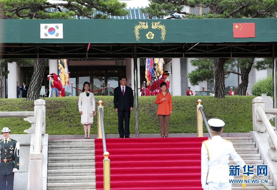 7月3日，國家主席習近平在首爾同韓國總統(tǒng)樸槿惠舉行會談。會談前，樸槿惠在青瓦臺總統(tǒng)府為習近平舉行隆重歡迎儀式。 新華社記者丁林攝 