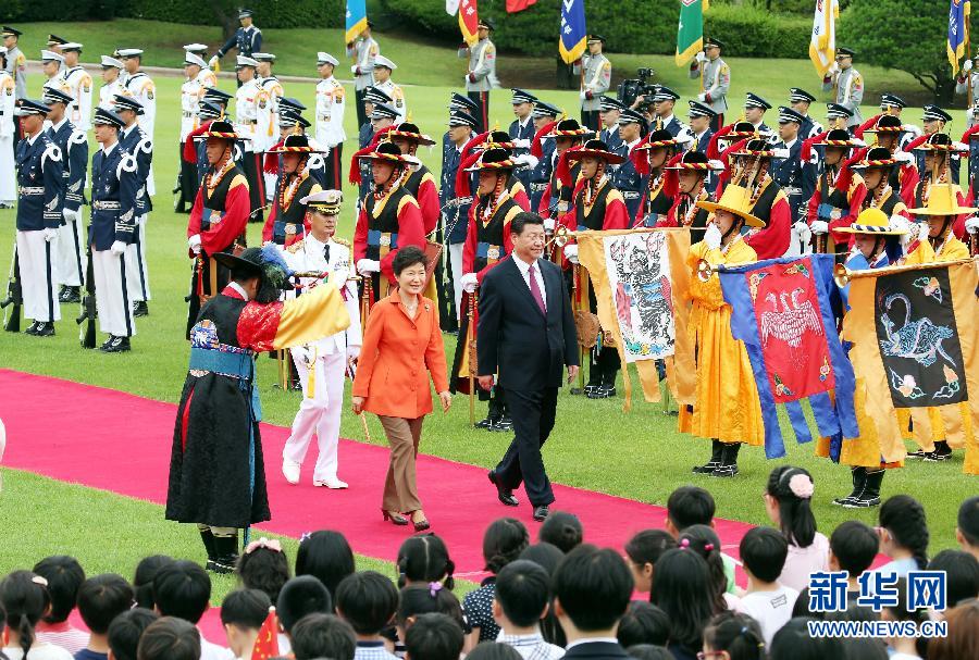 7月3日，國家主席習近平在首爾同韓國總統(tǒng)樸槿惠舉行會談。會談前，樸槿惠在青瓦臺總統(tǒng)府為習近平舉行隆重歡迎儀式。 新華社記者姚大偉攝 