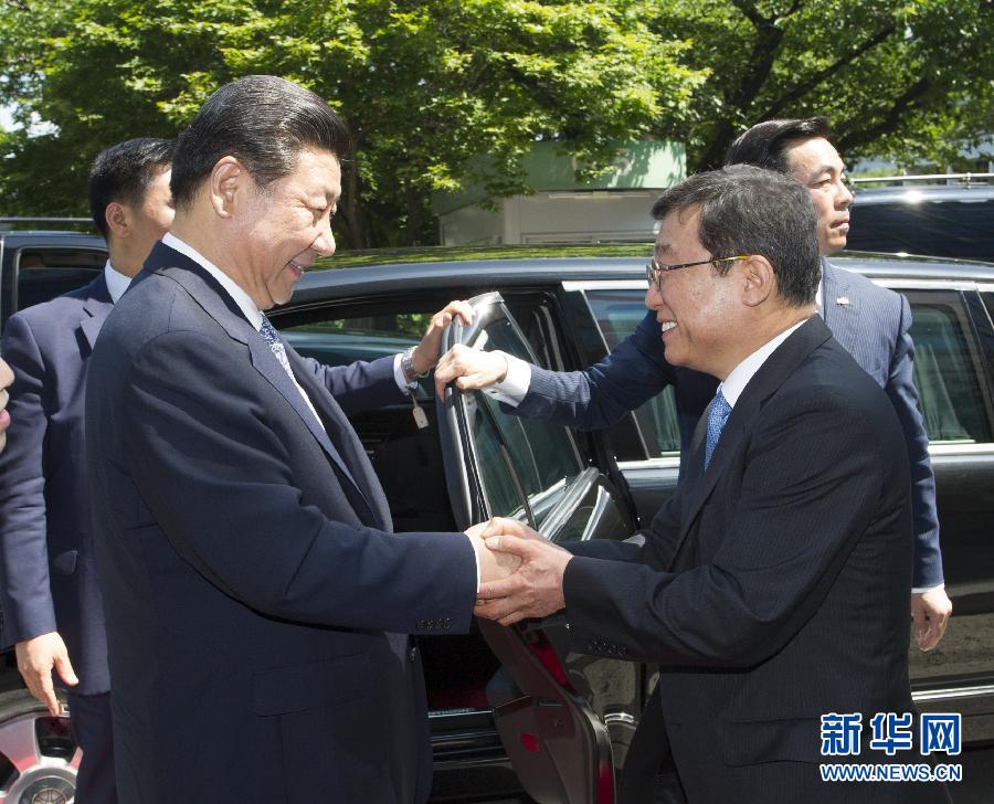 7月4日，國(guó)家主席習(xí)近平在韓國(guó)國(guó)立首爾大學(xué)發(fā)表題為《共創(chuàng)中韓合作未來　同襄亞洲振興繁榮》的重要演講。這是首爾大學(xué)校長(zhǎng)吳然天迎接習(xí)近平主席。新華社記者 謝環(huán)馳 攝 