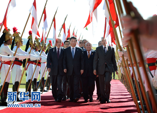 7月16日，國(guó)家主席習(xí)近平在巴西利亞會(huì)見巴西參議長(zhǎng)卡列羅斯和眾議長(zhǎng)阿爾維斯。這是習(xí)近平步入國(guó)會(huì)大廈。 新華社記者 劉建生 攝 