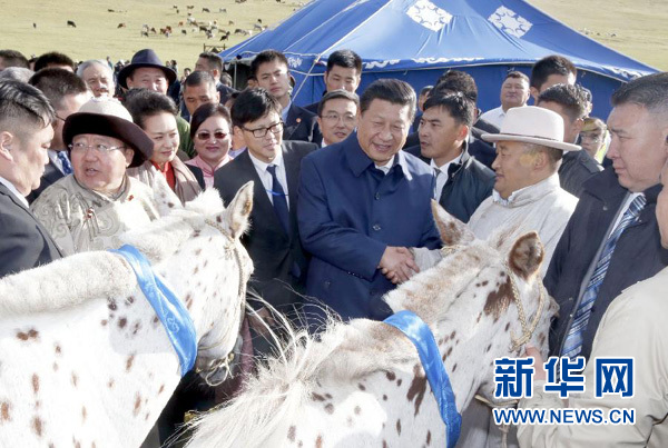 8月22日，國家主席習(xí)近平在蒙古國總統(tǒng)額勒貝格道爾吉陪同下前往烏蘭巴托市郊觀看那達(dá)慕。額勒貝格道爾吉向習(xí)近平夫婦贈送兩匹蒙古馬。習(xí)近平為兩匹馬分別取名阿爾泰和克魯倫，寓意中蒙兩國山水相連、睦鄰友好。新華社記者 鞠鵬 攝