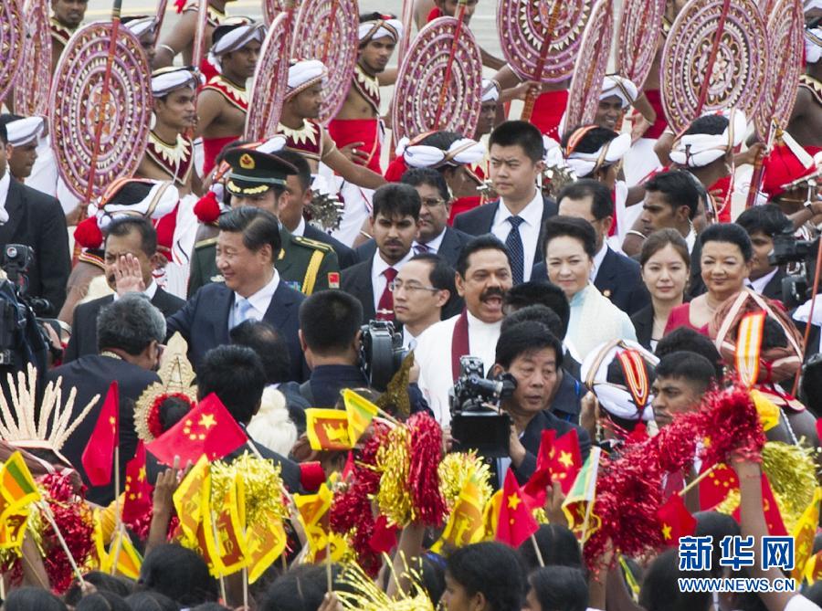 9月16日，國家主席習(xí)近平抵達(dá)科倫坡，開始對(duì)斯里蘭卡進(jìn)行國事訪問。在班達(dá)拉奈克國際機(jī)場，習(xí)近平和夫人彭麗媛受到拉賈帕克薩總統(tǒng)夫婦熱情迎接。新華社記者黃敬文攝 