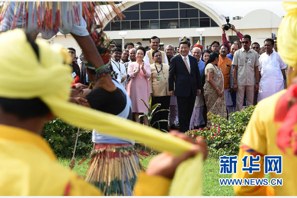 9月17日，國家主席習近平抵達古吉拉特邦艾哈邁達巴德市，開始對印度進行國事訪問。這是印度青年跳起古吉拉特邦傳統(tǒng)舞蹈，歡迎習近平和夫人彭麗媛。新華社記者 馬占成 攝