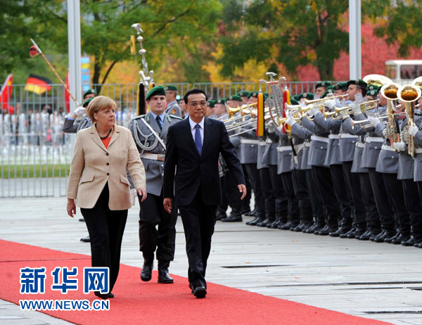 10月10日，德國總理默克爾在柏林總理府前廣場舉行隆重儀式，歡迎中國國務(wù)院總理李克強對德國進行正式訪問。 新華社記者 饒愛民 攝 