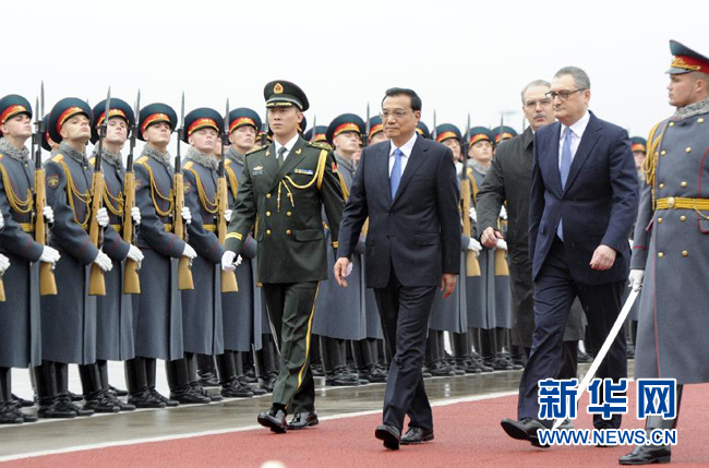 10月12日，中國國務(wù)院總理李克強(qiáng)乘專機(jī)抵達(dá)莫斯科，開始對俄羅斯進(jìn)行正式訪問并舉行中俄總理第十九次定期會晤。俄方在機(jī)場舉行隆重儀式，歡迎李克強(qiáng)總理。新華社記者 張鐸 攝