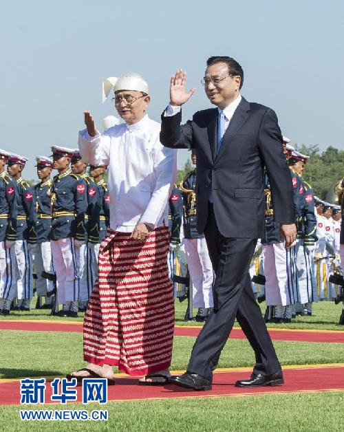 11月14日，中國國務(wù)院總理李克強在內(nèi)比都同緬甸總統(tǒng)吳登盛舉行會談。這是會談前，吳登盛在緬甸總統(tǒng)府前廣場為李克強舉行隆重的歡迎儀式。新華社記者 王曄 攝