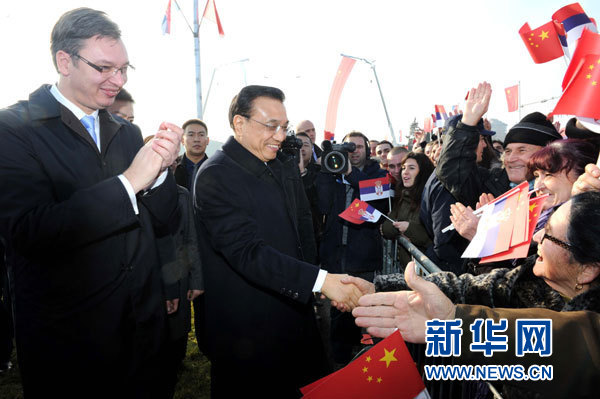 12月18日，中國(guó)國(guó)務(wù)院總理李克強(qiáng)在貝爾格萊德同塞爾維亞總理武契奇共同出席貝爾格萊德跨多瑙河大橋竣工儀式。這是李克強(qiáng)在儀式現(xiàn)場(chǎng)同塞爾維亞群眾親切握手。新華社記者 饒愛(ài)民 攝