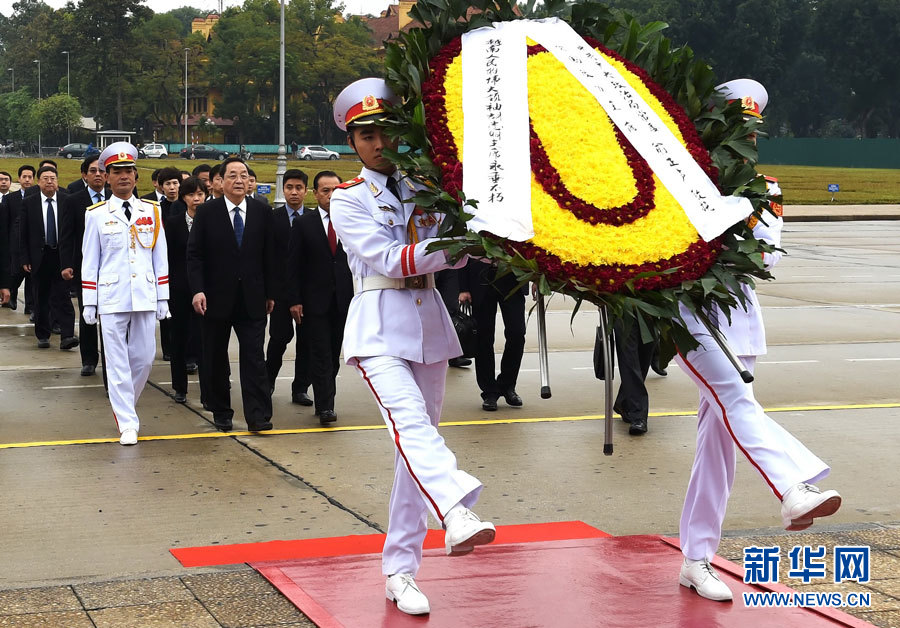 12月25日至27日，中共中央政治局常委、全國政協(xié)主席俞正聲對(duì)越南進(jìn)行正式訪問。 這是12月27日，俞正聲在河內(nèi)瞻仰胡志明主席陵。新華社記者劉建生攝