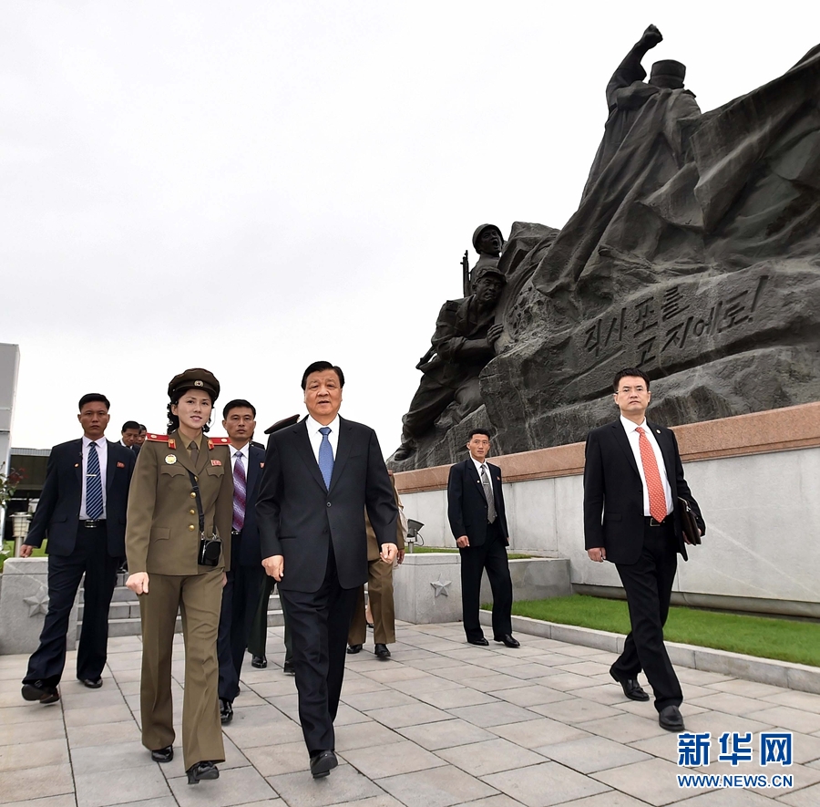 10月10日，正在朝鮮訪問的中共中央政治局常委、中央書記處書記劉云山在平壤參觀朝鮮祖國解放戰(zhàn)爭勝利紀(jì)念館。 新華社記者 李濤 攝