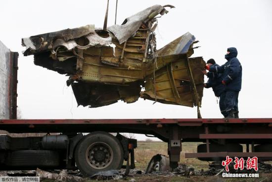 資料圖：2014年11月16日，烏克蘭頓涅茨克地區(qū)，墜毀MH17飛機(jī)事故現(xiàn)場成功搜尋到起落架的部分殘骸，一大塊機(jī)身殘片等。