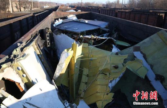 資料圖：烏克蘭頓涅茨克，MH17墜毀客機的殘骸裝上火車。圖片來源：CFP視覺中國