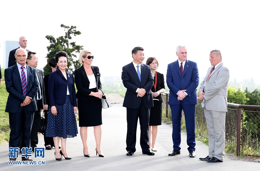 6月17日，中國(guó)國(guó)家主席習(xí)近平和夫人彭麗媛在塞爾維亞總統(tǒng)尼科利奇夫婦陪同下參觀具有悠久歷史的貝爾格萊德卡萊梅格丹公園。 新華社記者 馬占成 攝