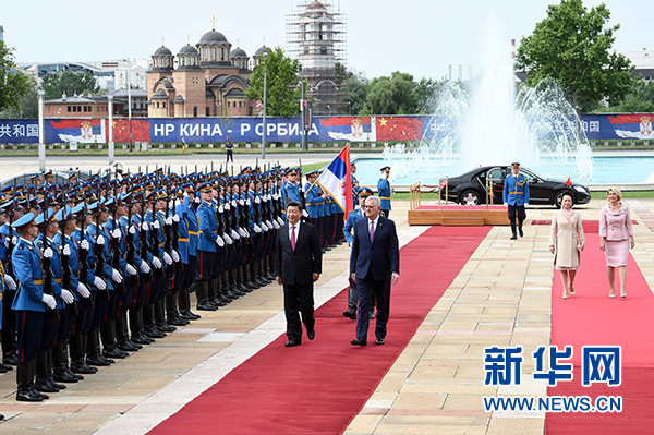 6月18日，國(guó)家主席習(xí)近平出席塞爾維亞總統(tǒng)尼科利奇在貝爾格萊德舉行的隆重歡迎儀式。 新華社記者饒愛(ài)民攝