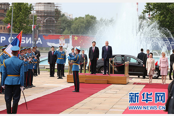  6月18日，國(guó)家主席習(xí)近平出席塞爾維亞總統(tǒng)尼科利奇在貝爾格萊德舉行的隆重歡迎儀式。 新華社記者馬占成攝