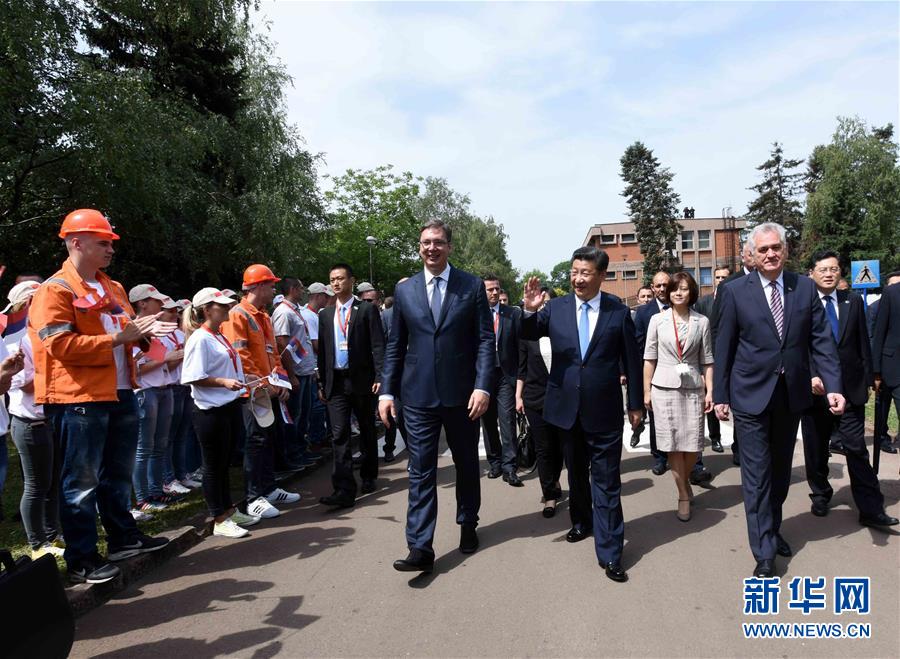 6月19日上午，國家主席習近平在貝爾格萊德參觀河鋼集團塞爾維亞斯梅代雷沃鋼廠。習近平抵達時，塞爾維亞總統(tǒng)尼科利奇、總理武契奇在停車處熱情迎接。鋼廠工人和家屬、當?shù)厥忻駭?shù)千人夾道歡迎。新華社記者 饒愛民 攝