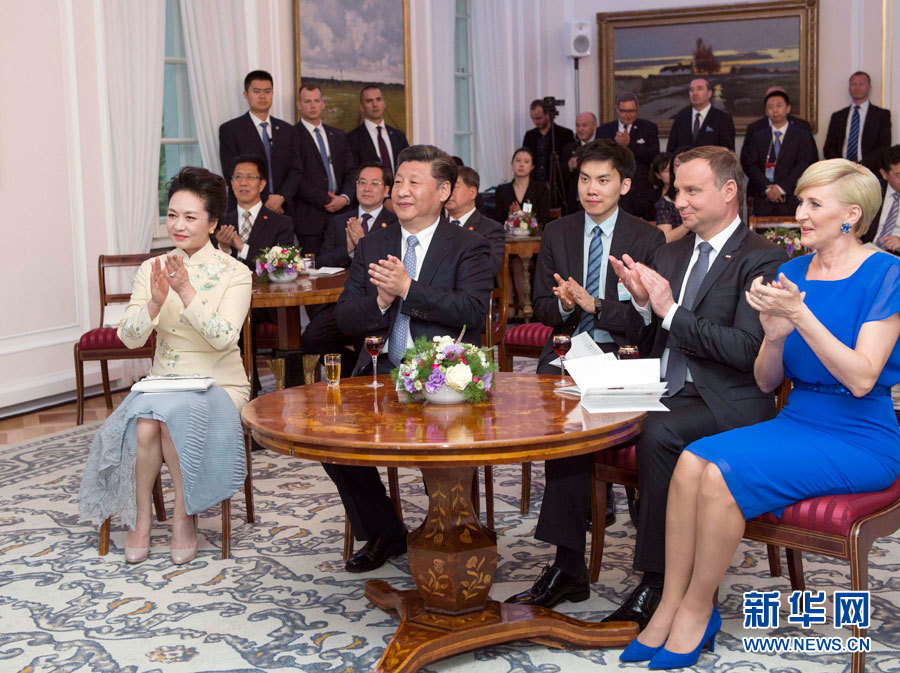 6月19日，國(guó)家主席習(xí)近平和夫人彭麗媛下午抵達(dá)波蘭首都華沙，當(dāng)晚即應(yīng)邀來(lái)到貝爾維德宮做客。這是習(xí)近平和彭麗媛同杜達(dá)夫婦共同欣賞波蘭馬佐夫舍民族歌舞團(tuán)的精彩演出。新華社記者 謝環(huán)馳 攝 