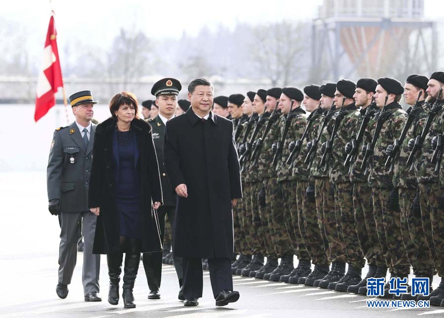 1月15日，國家主席習近平乘專機抵達蘇黎世，開始對瑞士聯(lián)邦進行國事訪問。 這是習近平在瑞士聯(lián)邦主席洛伊特哈德陪同下檢閱儀仗隊。新華社記者 蘭紅光 攝