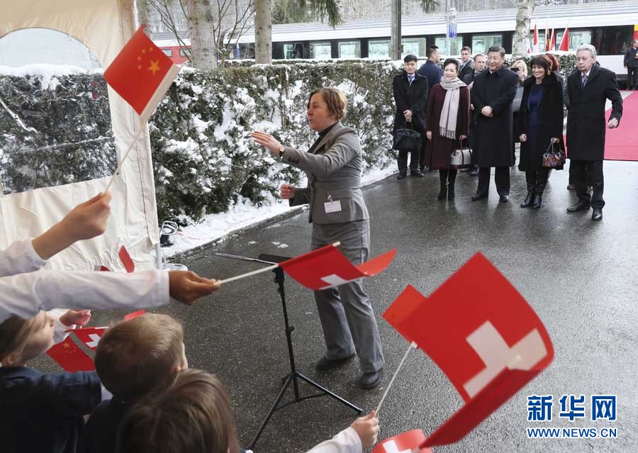 這是習(xí)近平和夫人彭麗媛在伯爾尼克爾薩茨火車站觀看瑞士童聲合唱團(tuán)表演。 新華社記者 蘭紅光 攝