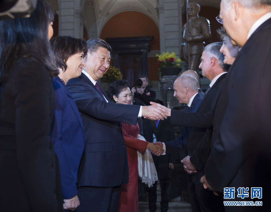 1月15日，國(guó)家主席習(xí)近平在伯爾尼出席瑞士聯(lián)邦委員會(huì)全體委員集體舉行的迎接儀式并致辭。 新華社記者 謝環(huán)馳 攝