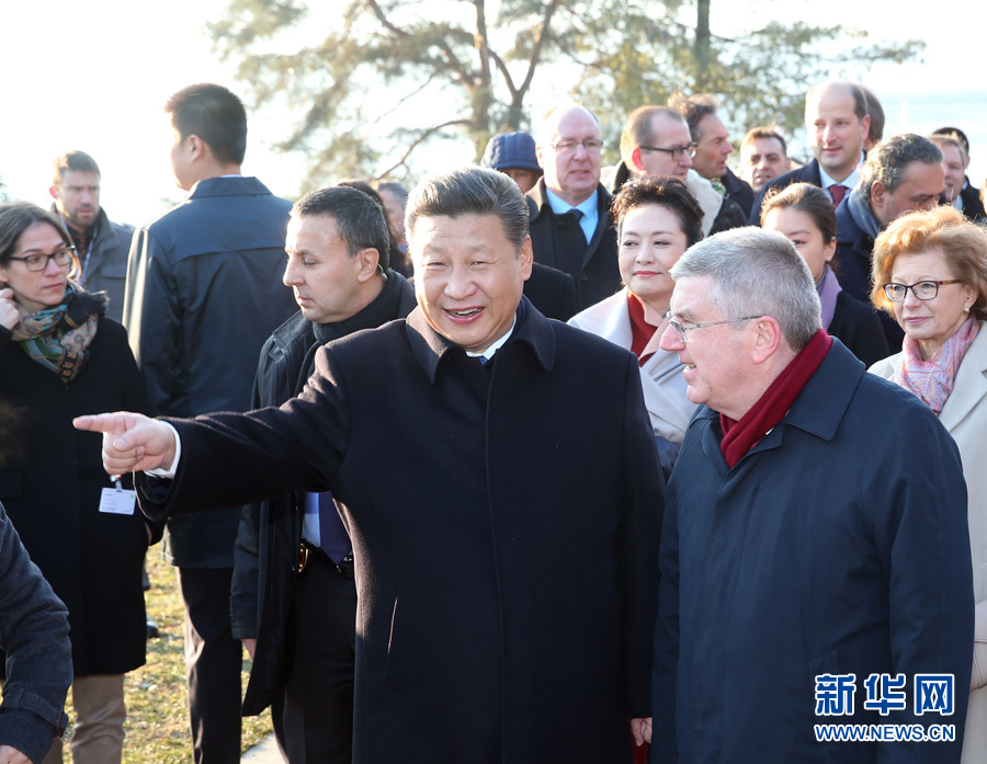 1月18日，國家主席習(xí)近平在瑞士洛桑國際奧林匹克博物館會(huì)見國際奧林匹克委員會(huì)主席巴赫。這是會(huì)見后，習(xí)近平和夫人彭麗媛在巴赫主席夫婦陪同下，參觀國際奧林匹克博物館。新華社記者 姚大偉 攝