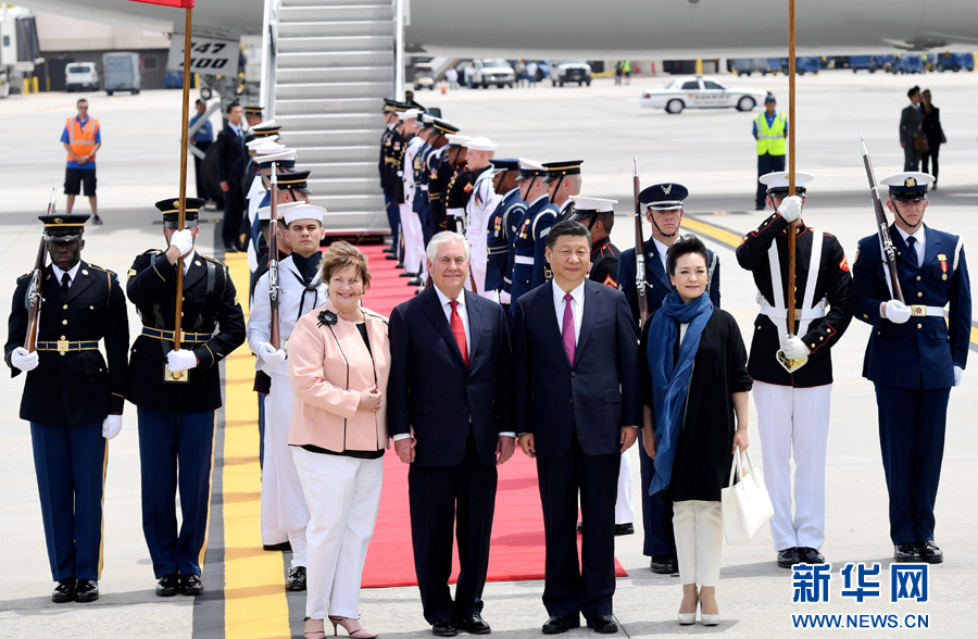 4月6日，國家主席習(xí)近平乘專機(jī)抵達(dá)美國佛羅里達(dá)州，將在海湖莊園同美國總統(tǒng)特朗普舉行中美元首會晤。習(xí)近平和夫人彭麗媛受到美國國務(wù)卿蒂勒森夫婦等熱情迎接。新華社記者 吳曉凌 攝