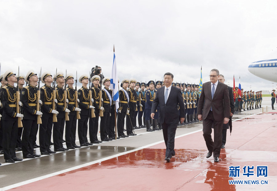 7月3日，國家主席習(xí)近平乘專機(jī)抵達(dá)莫斯科，開始對俄羅斯聯(lián)邦進(jìn)行國事訪問。這是習(xí)近平出席機(jī)場歡迎儀式。 新華社記者 李學(xué)仁 攝