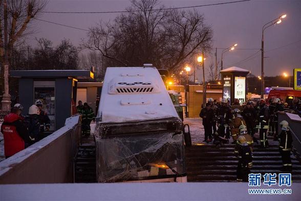 （國際）（1）莫斯科一公交車沖入地下通道致5人死亡