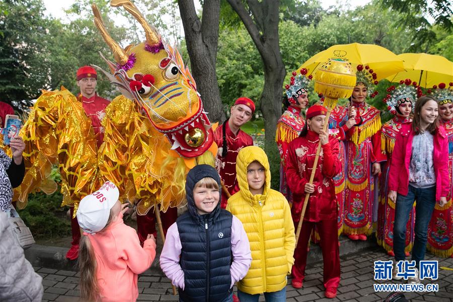 （國際）（8）莫斯科動(dòng)物園為大熊貓“如意”和“丁丁”慶生