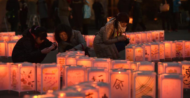 日本民眾點(diǎn)亮紙燈紀(jì)念大地震四周年