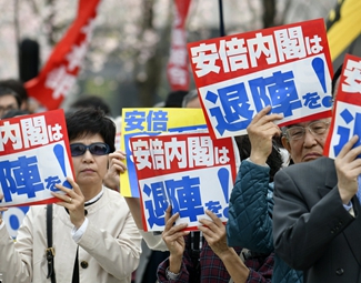 麻煩重重 安倍難逃“森友劫”？