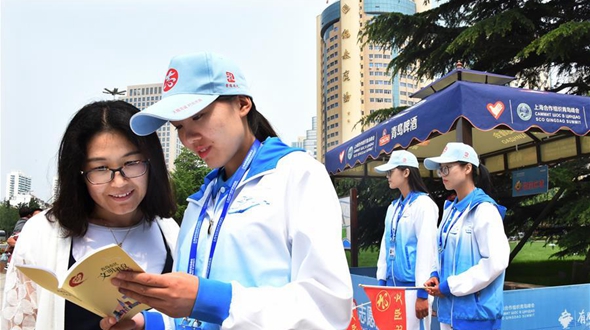 近2萬名城市運(yùn)行志愿者上崗服務(wù)上合青島峰會(huì)