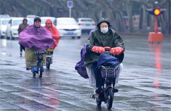 氣溫“跳水” 風雨來襲